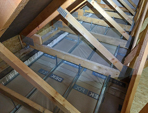 Zateplení stropu rodinného domu pomocí foukané izolace